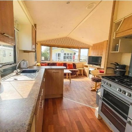 Homely 6 Berth Caravan At Steeple Bay In Essex Ref 36017D Southminster المظهر الخارجي الصورة